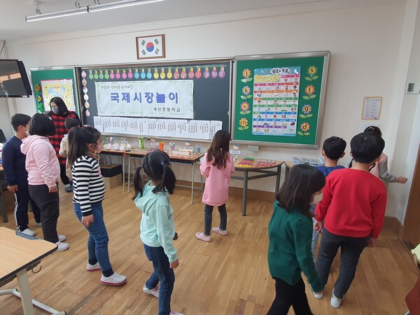 글로벌다문화 특성화 학교 프로그램으로 진행된 국제시장놀이에 다문화 학생과 일반 학생들이 함께 참여하고 있다./수원시 제공