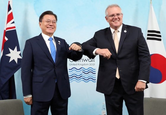 문재인 대통령이 지난 6월 12일(현지시간) 영국 콘월 트레게나 캐슬 호텔에서 열린 스콧 모리슨 호주 총리와 양자회담에 앞서 인사하고 있다. / 연합뉴스