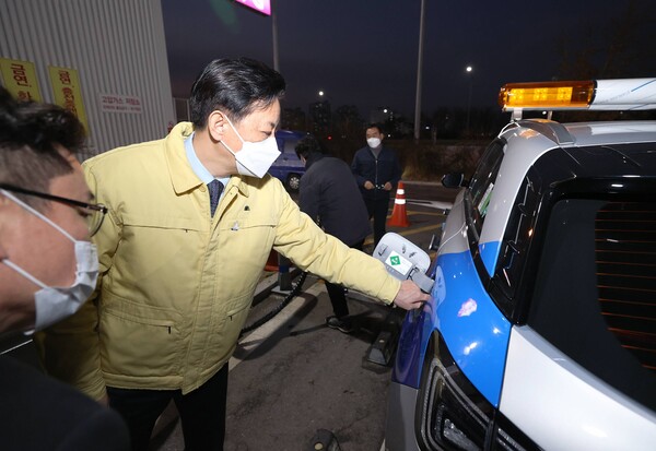 황성규 국토교통부 제2차관이 6일 중부고속도로의 하남드림 수소충전소를 방문해 현장을 점검하고 있다. / 국토교통부 제공