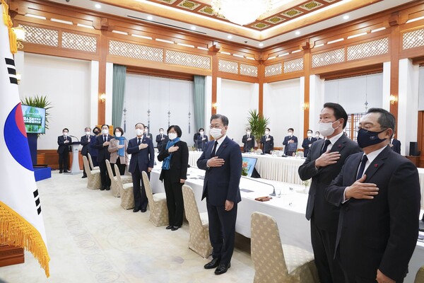 문재인 대통령이 탄소중립선언 1주년인 10일 오후 청와대 충무실에서 열린 탄소중립 선도기업 초청 전략 보고회에 참석, 국기에 경례를 하고 있다. / 청와대 제공 