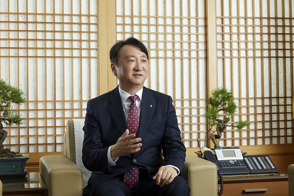 취임 1주년을 앞두고 있는 권준학 NH농협은행장이 순이익 실적은 물론 업계 최대 화두고 꼽히는 디지털과 ESG에도 분주한 행보를 보이고 있다. /NH농협은행 제공