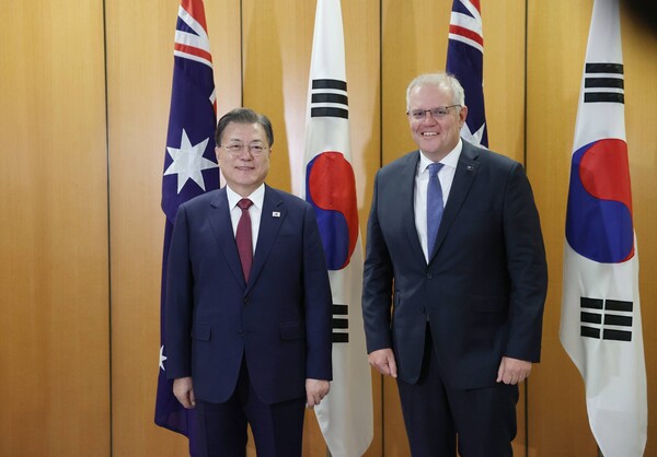 호주를 국빈 방문 중인 문재인 대통령이  스콧 모리슨 호주 총리가 13일 캔버라 국회의사당 내 대위원회실에서 열린 확대회담에 앞서 기념촬영을 하고 있다. / 연합뉴스