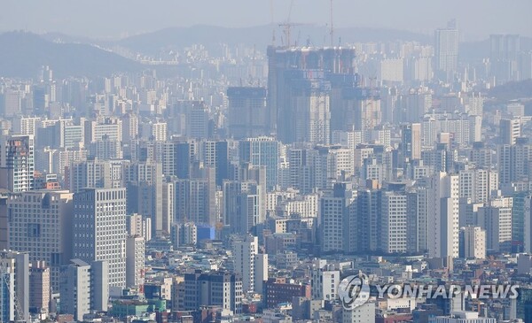 서울 남산에서 바라본 아파트들. /연합뉴스