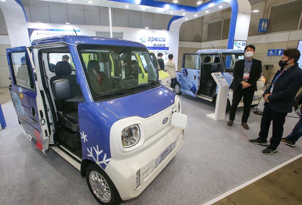 정부가 내년 자동차 분야 예산 4709억원을 투입해 국내 자동차 업계의 미래차 전환을 지원한다. 사진은 '2021 서울모빌리티쇼'에 참가한 중소기업 디피코의 소형 전기 화물차. /사진=한국자동차산업협회