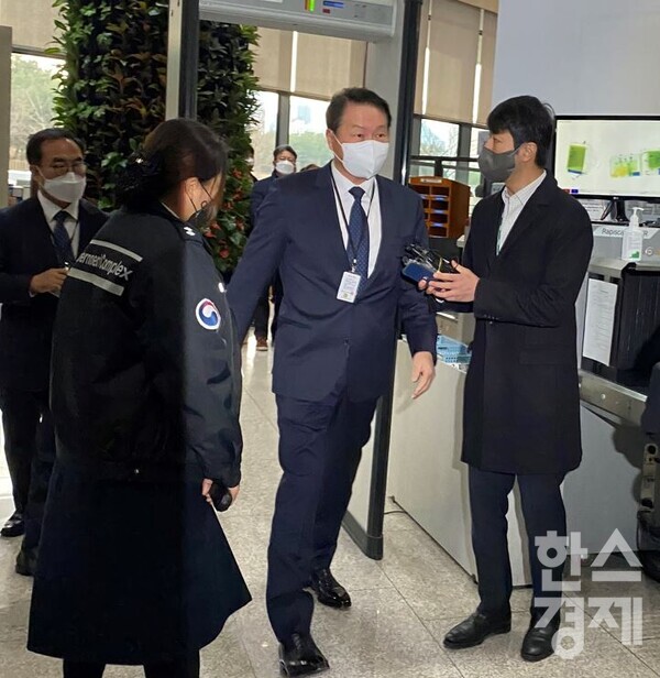 최태원 SK그룹 회장이 15일 공정위 전원회의에 출석했다. /사진=최정화 기자