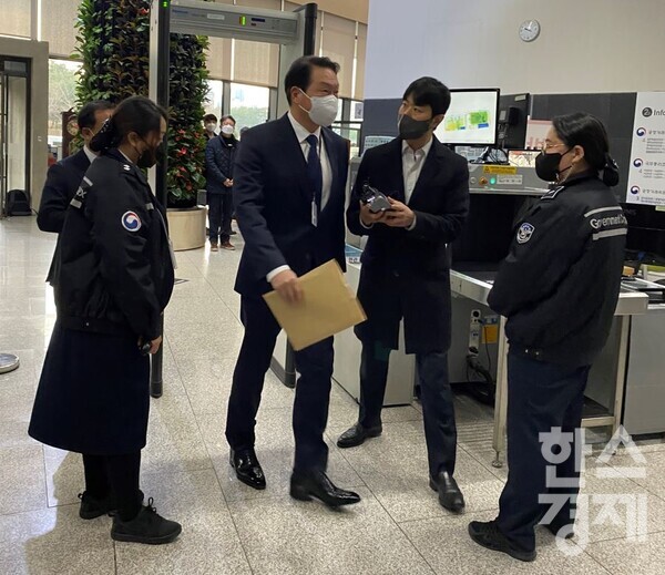 최태원 SK그룹 회장이 15일 공정위 전원회의에 출석했다. /사진=최정화 기자