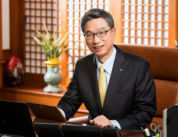 KB금융지주 부회장으로 승격을 앞둔 허인 KB국민은행장은 재임 4년 동안 경영 실적은 물론 디지털 전환과 ESG경영에도 총력을 기울여왔다. /KB국민은행 제공 