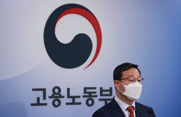 김영중 고용노동부 고용정책실장이 13일 정부세종청사 고용노동부 브리핑실에서 고용통계로 본 지난달 노동시장 동향 브리핑을 하고 있다. 연합뉴스