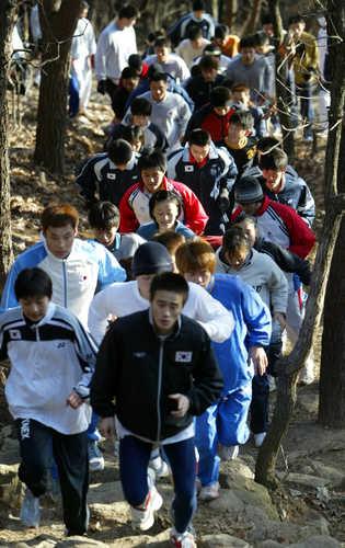 2004 아테네올림픽 전 단체로 불암산을 뛰는 국가대표 선수들의 모습. /연합뉴스
