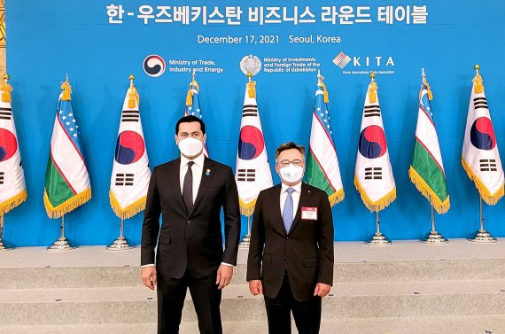 박경일 SK에코플랜트 사장(오른쪽)과 우무르자코프 우즈베키스탄 부총리. / SK에플랜트 제공