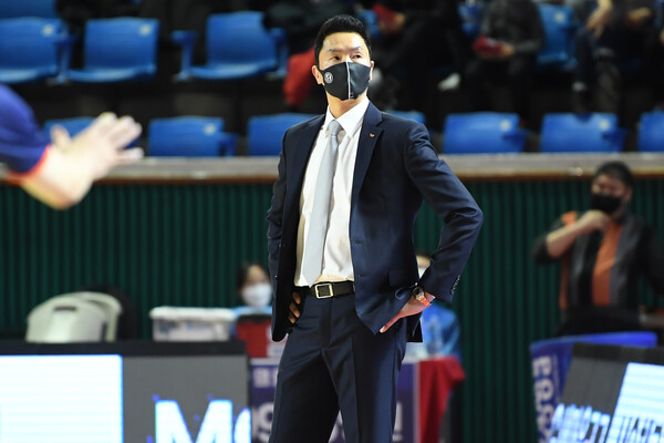 전희철 감독도 '슬로 스타터' 기질에 대해 '이상하다'라고 표현할 정도다. /KBL 제공