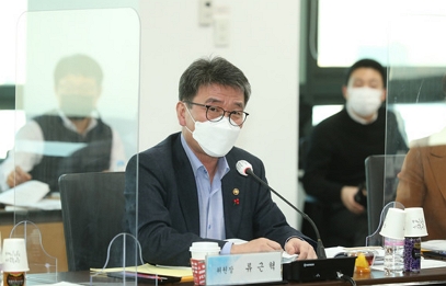 류근혁 위원장(보건복지부 제2차관)이 2021년 제27차 건강보험정책심의위원회를 주재하고 있다./제공= 보건복지부