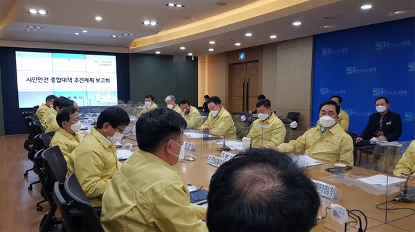 '시민안전종합대책 추진계획 보고회'를 열고 시민안전 종합대책을 논의하고 있는 모습. / 평택시 제공