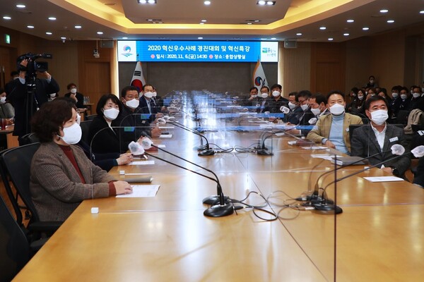 '2020 혁신우수사례 경진대회' 및 혁신특강이 열리고 있는 모습. / 평택시 제공 