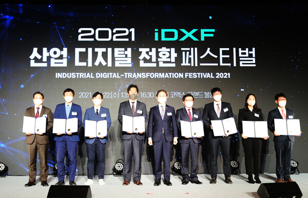 박진규 산업부 제1차관(가운데)과 산업지능화대상 산업부장관상을 수상한 삼천리 관계자(왼쪽에서 네번째) 등 수상자들이 기념 촬영을 하고 있다./삼천리