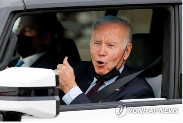 조 바이든 미국 대통령이 지난달 17일(현지시간) 미시간주 디트로이트의 제너럴 모터스(GM) 전기차 조립공장 '팩토리 제로'(Factory ZERO)를 방문해 허머 전기트럭을 시승한 후 엄지손가락을 치켜세우고 있다./연합뉴스