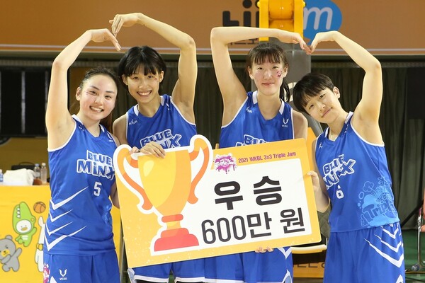 삼성생명 선수들이 미소를 짓고 있다. /WKBL 제공