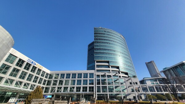 경기도경제과학진흥원(이하 경과원)은 26일 4차산업혁명 시대 중소기업 제조경쟁력 강화를 위한 스마트팩토리 Micro-Learning 온라인 교육컨텐츠를 경기도 평생학습포털 GSEEK에 공식 오픈했다./김두일 기자