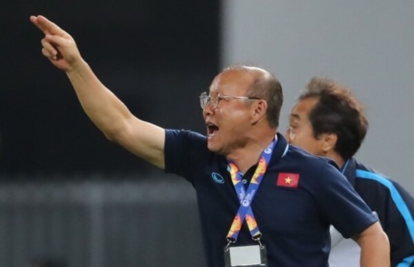 박항서 감독이 이끄는 베트남은 태국의 벽을 넘지 못하며 결승 문턱에서 대회를 마감했다. 2020년 1월 16일 U-23 챔피언십에서 박항서 감독이 선수들에게 지시하고 있다. /연합뉴스