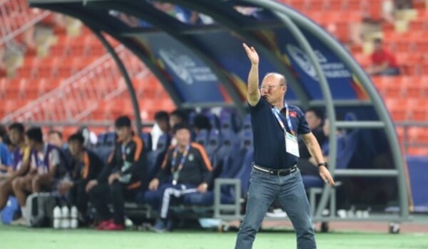 '디펜딩 챔피언'인 박항서호는 대회 2연패를 노렸으나 좌절됐다. 2020년 1월 16일 U-23 챔피언십에서 박항서 감독이 선수들을 독려하고 있다. /연합뉴스