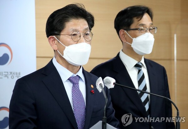 노형욱 국토교통부 장관이 27일 정부서울청사 브리핑실에서 2022년도 국토교통부 업무계획을 브리핑하고 있다. / 연합뉴스