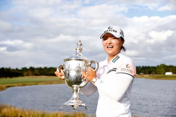 LPGA 우승 트로피를 들고 있는 고진영. /LPGA 페이스북