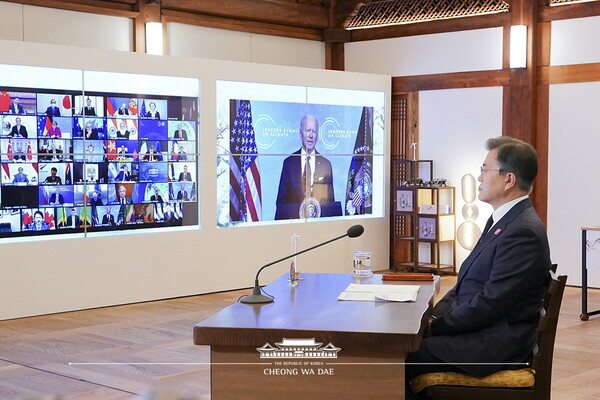 문재인 대통령이 지난 4월 화상형식으로 열린 기후정상회의에 참석한 모습. / 청와대 제공