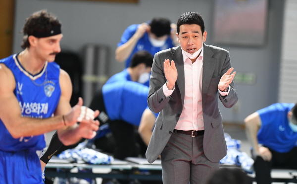 고희진(오른쪽) 삼성화재 감독이 박수를 치고 있다. /KOVO 제공