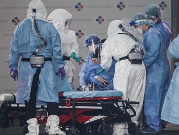 서울 중랑구 서울의료원 응급의료센터에 도착한 이송 환자를 옮기기 위해 방호복을 입은 의료진이 분주히 움직이고 있다./제공= 연합뉴스