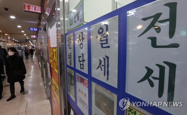 서울의 한 부동산 공인중개사 사무소 앞에 붙은 전월세 매물 정보. /연합뉴스