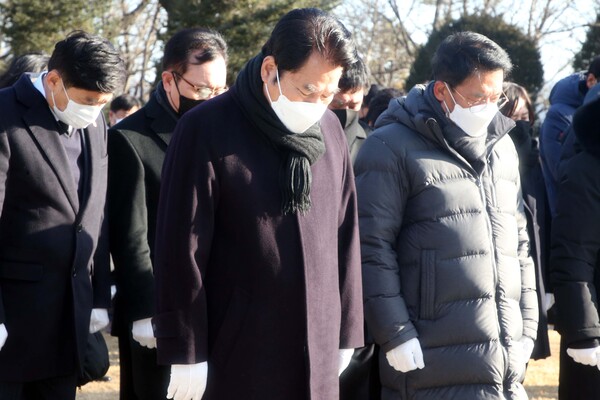 백군기 시장이 새해 첫날인 1일 처인구 남동 용인중앙공원을 방문해 현충탑에 참배하고 공식적인 업무를 시작했다./용인시 제공