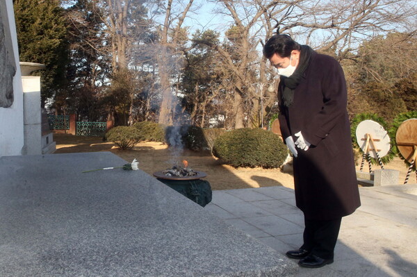 백군기 용인시장이 새해 첫날인 1일 처인구 남동 용인중앙공원을 방문해 현충탑에 참배했다./용인시 제공