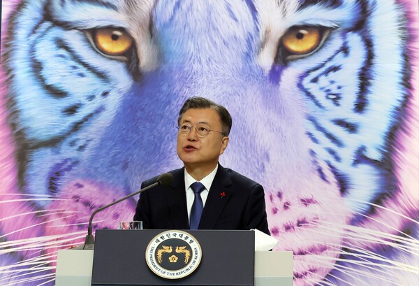 문재인 대통령이 3일 오전 청와대에서 화상으로 열린 '2022년 신년 인사회'에서 인사말을 하고 있다. / 연합뉴스