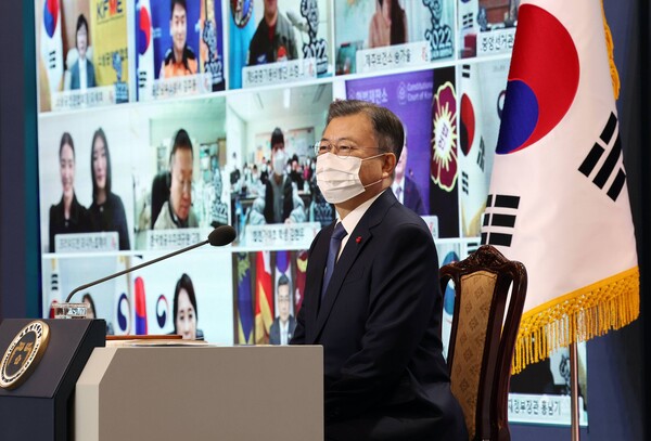 문재인 대통령이 3일 오전 청와대에서 화상으로 열린 '2022년 신년 인사회'에서 여는 영상을 시청하고 있다. / 연합뉴스