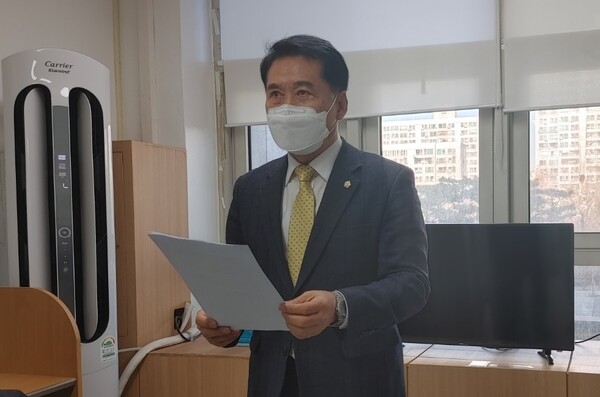 안양시의회 음경택 의원(국민의힘, 도시건설위원회)은 4일 안양시청 브리핑룸에서 박달스마트밸리 우선협상대상자(민간사업자) 선정을 원점에서 재검토할 것을 촉구했다./김두일 기자