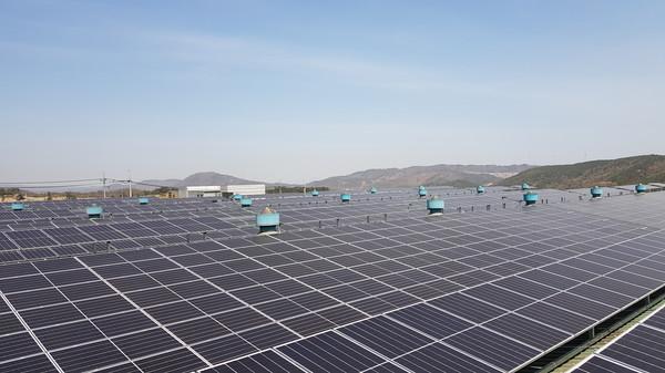 건물 지붕에 설치된 태양광 모습./한국수력원자력