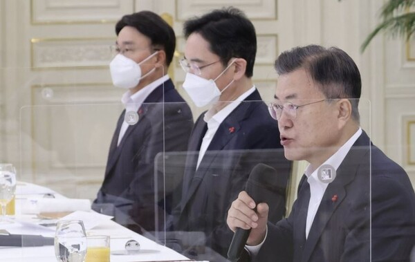 문재인 대통령이 12월 27일 청와대에서 열린 '청년희망 온(ON) 참여기업 대표 초청 오찬 간담회'에 참석, 발언하고 있다. (왼쪽부터) 최정우 포스코 그룹 회장, 이재용 삼성전자 부회장, 문 대통령. /사진=연합뉴스