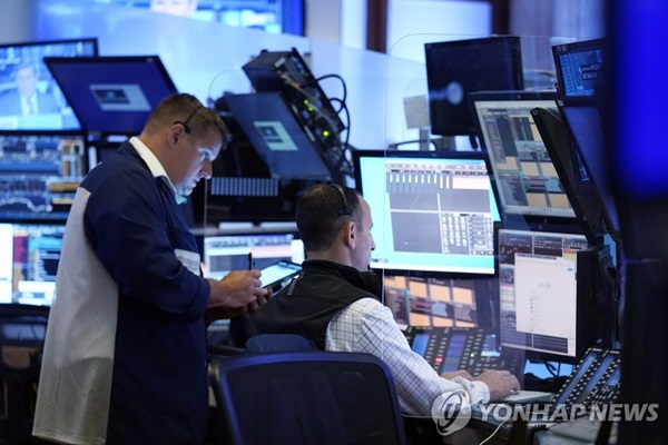 미국 뉴욕증시가 FOMC 의사록 공개 이후 급락세를 보였다. / 연합뉴스