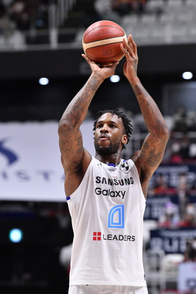 서울 삼성 썬더스의 외국인 선수 토마스 로빈슨이 페이크파울 2회로 벌금을 물었다. /KBL 제공