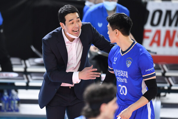 삼성화재 고희진 감독(왼쪽)이 한상길(오른쪽) 선수에게 전술 지시를 내리고 있다. /KOVO 제공