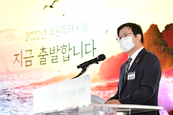 지난 3일 수원시 장안구에 위치한 복합문화공간 111CM에서 열린 ‘시민과 함께하는 신년 시무식’에서 염태영 수원시장이 수원특례시에 대한 설명을 하고 있다./수원시 제공