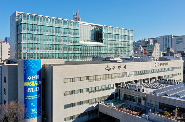 지방자치법 전부개정안이 통과된 지난 2020년 12월 수원시청사에 특례시 법제화를 환영하는 현수막이 게시된 모습./수원시 제공