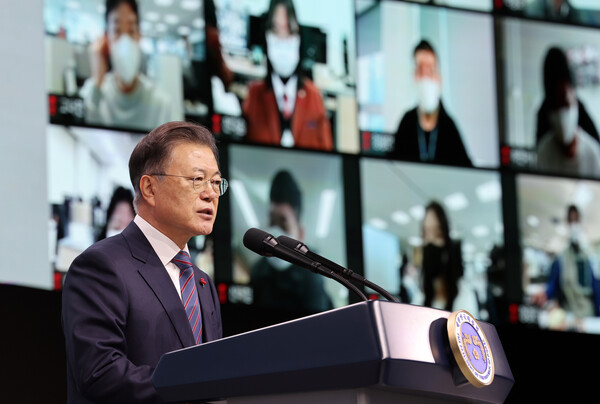 문재인 대통령이 11일 오전 경북 구미시 구미코에서 열린 구미형 일자리 LG BCM(Battery Core Material) 공장 착공식에서 인사말을 하고 있다. / 연합뉴스