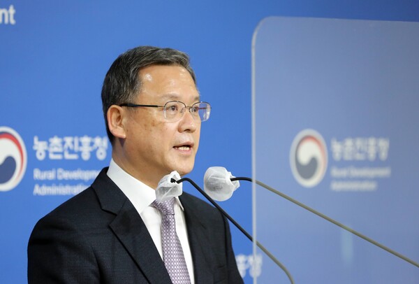 김두호 농촌진흥청 차장이 12일 전북 전주시 농촌진흥청 기자실에서 '2050 탄소중립 실현 농업기술 개발과 현장보급 추진전략'에 대한 정책브리핑을 하고 있다. / 농촌진흥청 제공