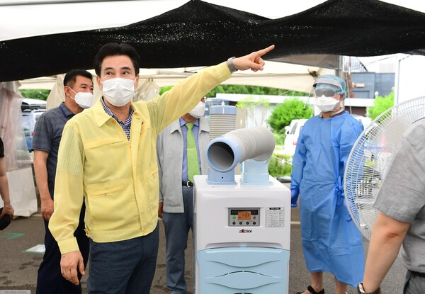 서철규 화성시장이 지난해 7월 코로나19 임시선별진료소 현장 점검을 하는 모습. / 화성시 제공