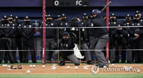 바뀐 스트라이크 존 적응 훈련하는 심판들. /연합뉴스