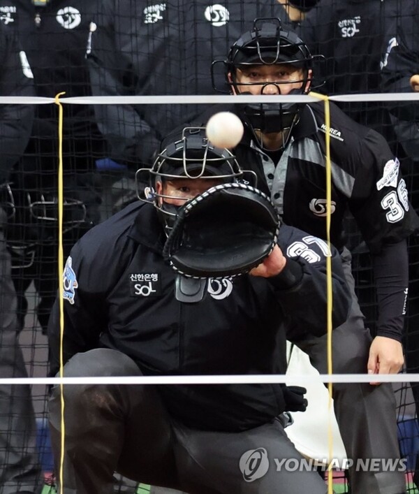 KBO 사무국 산하 심판위원회에 속한 1·2군 심판들이 올해부터 바뀐 스트라이크 존(S존) 적응을 위한 훈련을 하고 있다. /연합뉴스