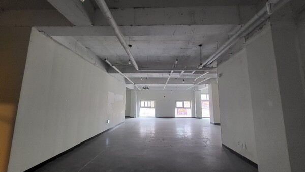 평택시의회가 계약을 체결한 A사가 속칭 ‘유령회사’라는 정황이 포착됐다. 지난 8일 확인한 A업체의 텅빈 사무실 내부 모습/김두일 기자