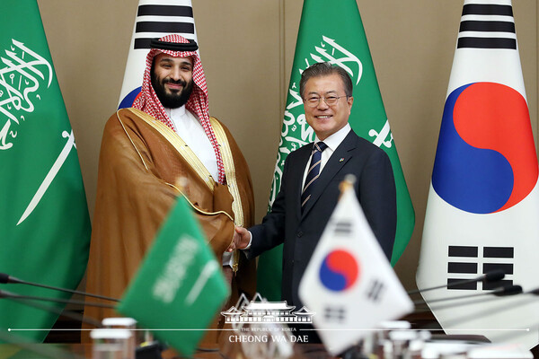 문재인 대통령이 지난 2019년 6월 26일 청와대에서 무함마드 빈 살만 사우디아라비아 왕세자 겸 부총리를 만나 악수를 하고 있다. / 청와대 제공