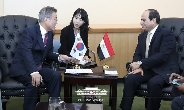 문재인 대통령이 지난 2018년 9월 26일 미국 뉴욕 유엔 양자회담장 부스에서 압델 파타 알시시 이집트 대통령과 정상회담을 하고 있다.  / 청와대 제공